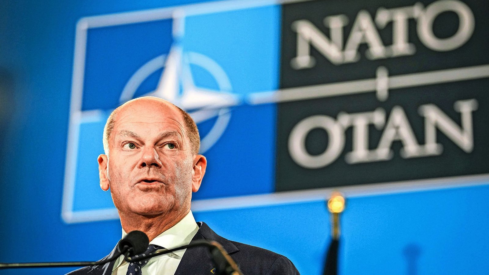 Bundeskanzler Olaf Scholz vor dem Emblem der NatoFoto: dpa/Kay Nietfeld Bundeskanzler Olaf Scholz vor dem Emblem der NatoFoto: dpa/Kay Nietfeld