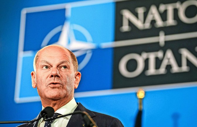 Bundeskanzler Olaf Scholz  vor dem Emblem der Nato<span class='image-autor'>Foto: dpa/Kay Nietfeld</span>