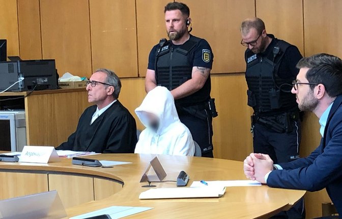 Der Angeklagte sitzt neben seinem Verteidiger vor dem Prozessbeginn (Archivbild).<span class='image-autor'>Foto: Susanne Kupke-Flohr/dpa</span>