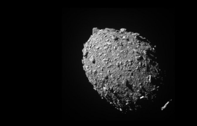 Das von der NASA zur Verfügung gestellte Foto zeigt den Asteroiden-Mond Dimorphos kurz vor dem Aufprall der Raumsonde "Dart". (Handout)<span class='image-autor'>Foto: -/NASA/Johns Hopkins APL/dpa</span>