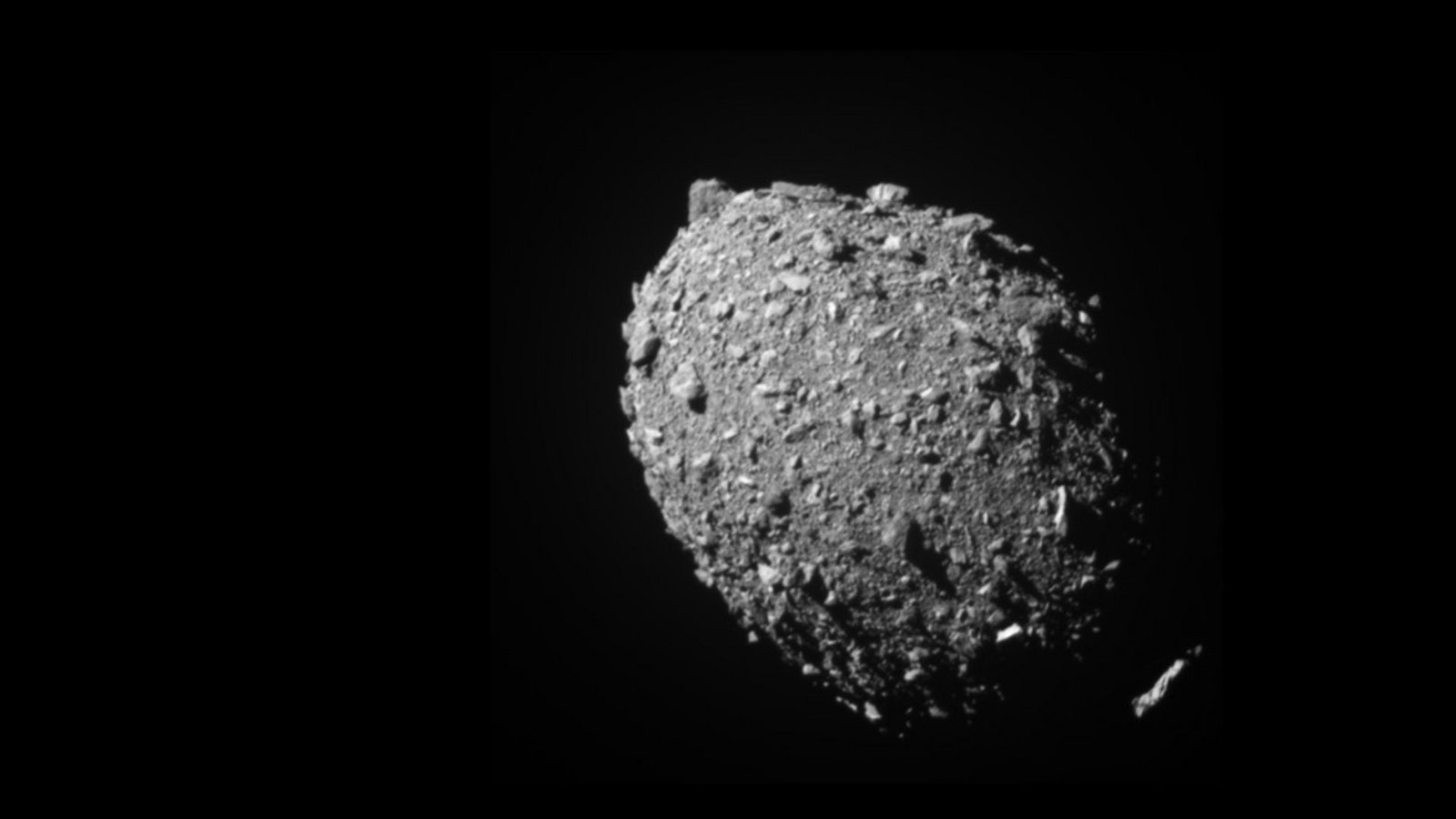 Das von der NASA zur Verfügung gestellte Foto zeigt den Asteroiden-Mond Dimorphos kurz vor dem Aufprall der Raumsonde "Dart". (Handout)Foto: -/NASA/Johns Hopkins APL/dpa Das von der NASA zur Verfügung gestellte Foto zeigt den Asteroiden-Mond Dimorphos kurz vor dem Aufprall der Raumsonde "Dart". (Handout)Foto: -/NASA/Johns Hopkins APL/dpa