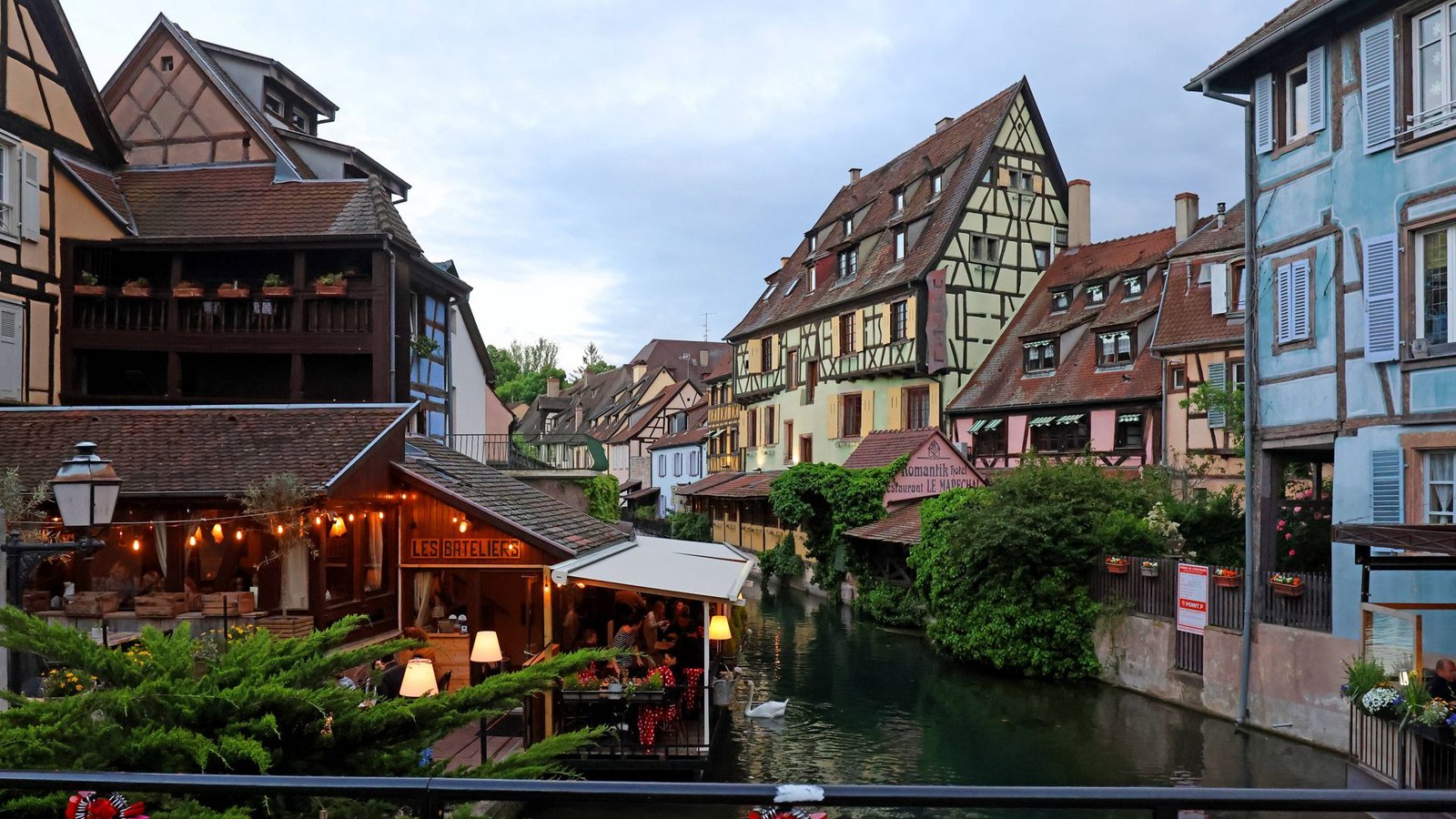 Fachwerk und Kanäle – das malerische Colmar im Département Haut-Rhin ist eine zauberhafte Puppenstube. Besonders schön bummelt es sich durch Klein-Venedig, auch wenn sich in diesem charmanten Viertel natürlich auch die Touristen ballen – vor allem zum Weihnachtsmarkt im Dezember. Unbedingt einplanen sollte man einen Besuch im Museum Unterlinden: Hier steht der weltberühmte Isenheimer Altar aus dem 16. Jahrhundert.Foto: IMAGO/Buzzi/IMAGO/STUDIO FOTOGRAFICO BUZZI SRL Fachwerk und Kanäle – das malerische Colmar im Département Haut-Rhin ist eine zauberhafte Puppenstube. Besonders schön bummelt es sich durch Klein-Venedig, auch wenn sich in diesem charmanten Viertel natürlich auch die Touristen ballen – vor allem zum Weihnachtsmarkt im Dezember. Unbedingt einplanen sollte man einen Besuch im Museum Unterlinden: Hier steht der weltberühmte Isenheimer Altar aus dem 16. Jahrhundert.Foto: IMAGO/Buzzi/IMAGO/STUDIO FOTOGRAFICO BUZZI SRL