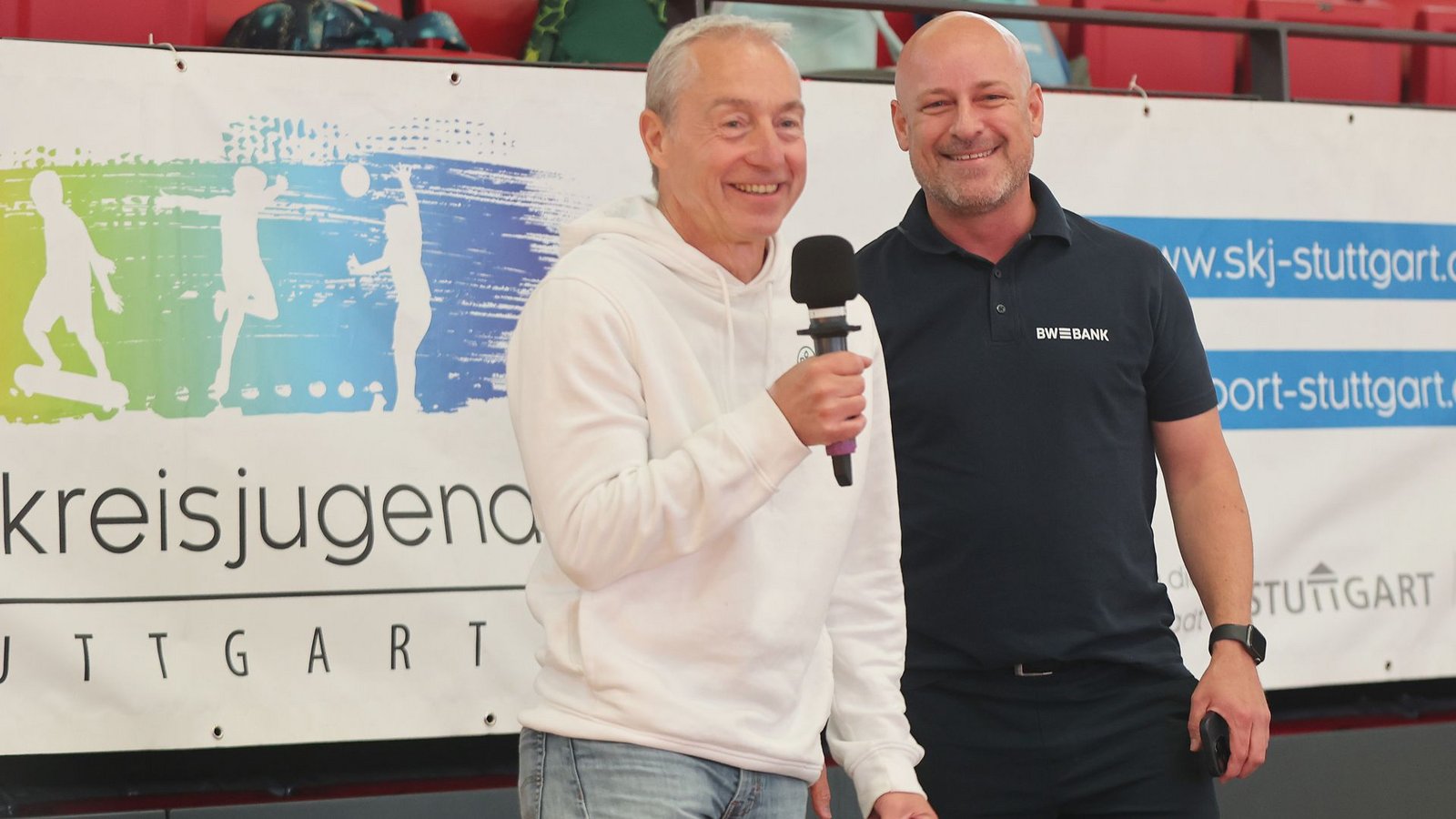 Alfred Bauser (links) von der AOK Stuttgart-Böblingen und Benjamin Barth von der BW-Bank begrüßen die Schüler in der Scharrena.Foto: Baumann/Hansi Britsch