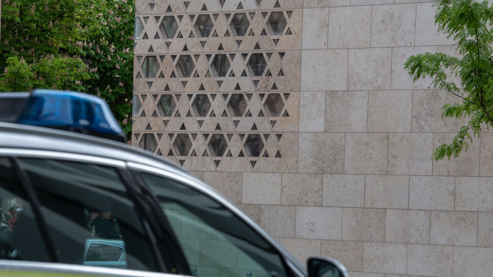 Aufnahme der Synagoge im Ulm nach dem BrandanschlagFoto: dpa/Stefan Puchner Aufnahme der Synagoge im Ulm nach dem BrandanschlagFoto: dpa/Stefan Puchner