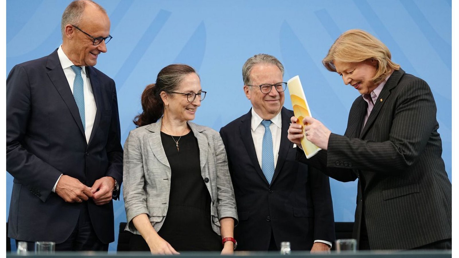 Die Vorsitzenden der Kommission Constanze Janda (2. v. li.) und Frank-Jürgen Weise (2. v. re.) übergeben den Bericht der Alterssicherungskommission über umfassende Schritte als Grundlage für eine Rentenreform an Bundeskanzler Friedrich Merz (li., CDU) und Bärbel Bas (SPD), Bundesministerin für Arbeit und Soziales und SPD-Parteivorsitzende.Foto: Kay Nietfeld/dpa Die Vorsitzenden der Kommission Constanze Janda (2. v. li.) und Frank-Jürgen Weise (2. v. re.) übergeben den Bericht der Alterssicherungskommission über umfassende Schritte als Grundlage für eine Rentenreform an Bundeskanzler Friedrich Merz (li., CDU) und Bärbel Bas (SPD), Bundesministerin für Arbeit und Soziales und SPD-Parteivorsitzende.Foto: Kay Nietfeld/dpa