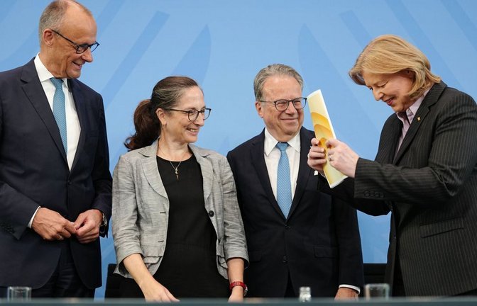 Die Vorsitzenden der Kommission Constanze Janda (2. v. li.) und Frank-Jürgen Weise (2. v. re.) übergeben den Bericht der Alterssicherungskommission über umfassende Schritte als Grundlage für eine Rentenreform an Bundeskanzler Friedrich Merz (li., CDU) und Bärbel Bas (SPD), Bundesministerin für Arbeit und Soziales und SPD-Parteivorsitzende.<span class='image-autor'>Foto: Kay Nietfeld/dpa</span>