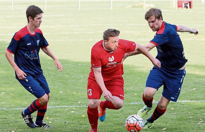 Auch wenn hier Nils Ebert in die Zange genommen wird, hatte die SG Roßwag/Mühlhausen gestern im kleinen Finale keine Chance. Foto: Küppers