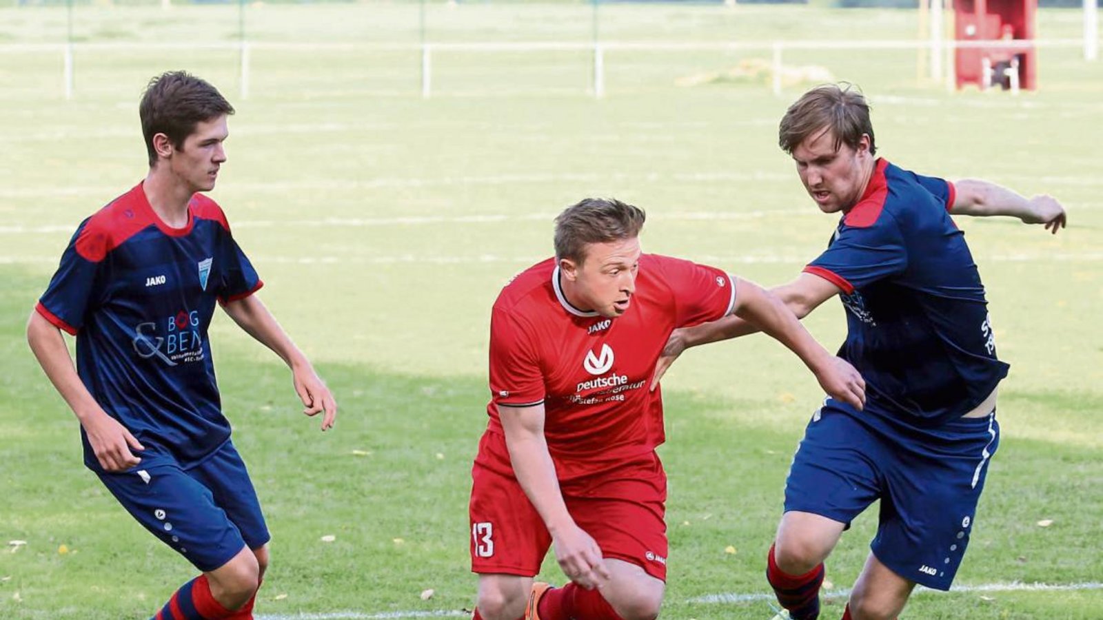 Auch wenn hier Nils Ebert in die Zange genommen wird, hatte die SG Roßwag/Mühlhausen gestern im kleinen Finale keine Chance. Foto: Küppers Auch wenn hier Nils Ebert in die Zange genommen wird, hatte die SG Roßwag/Mühlhausen gestern im kleinen Finale keine Chance. Foto: Küppers