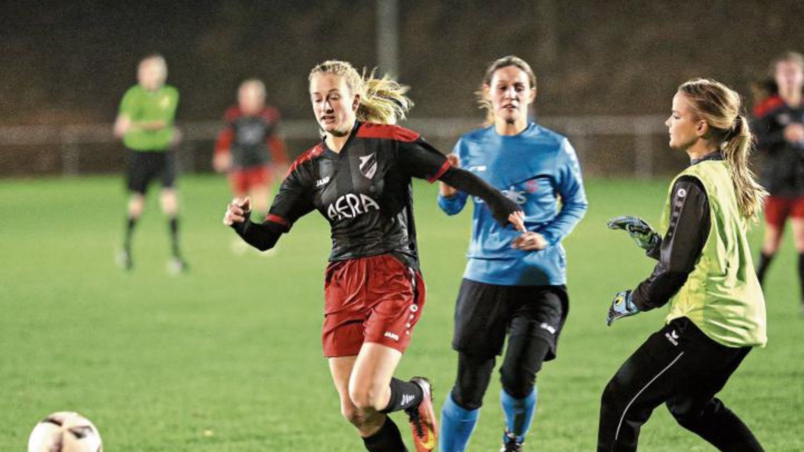 Marie Pfaffeneder (links) enteilt Torfrau Kerstin Holst, stellt in diesem Moment aber keine Gefahr dar. Sie trägt ihren Treffer zum 4:1-Sieg des SV Horrheim in der 7. Minute bei. Foto: Küppers Marie Pfaffeneder (links) enteilt Torfrau Kerstin Holst, stellt in diesem Moment aber keine Gefahr dar. Sie trägt ihren Treffer zum 4:1-Sieg des SV Horrheim in der 7. Minute bei. Foto: Küppers