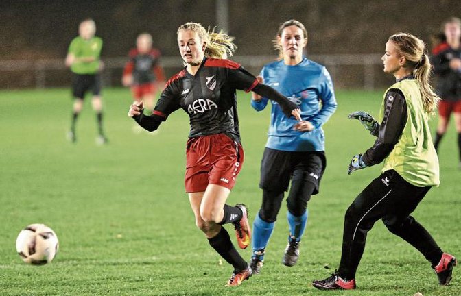 Marie Pfaffeneder (links) enteilt Torfrau Kerstin Holst, stellt in diesem Moment aber keine Gefahr dar. Sie trägt ihren Treffer zum 4:1-Sieg des SV Horrheim in der 7. Minute bei. Foto: Küppers
