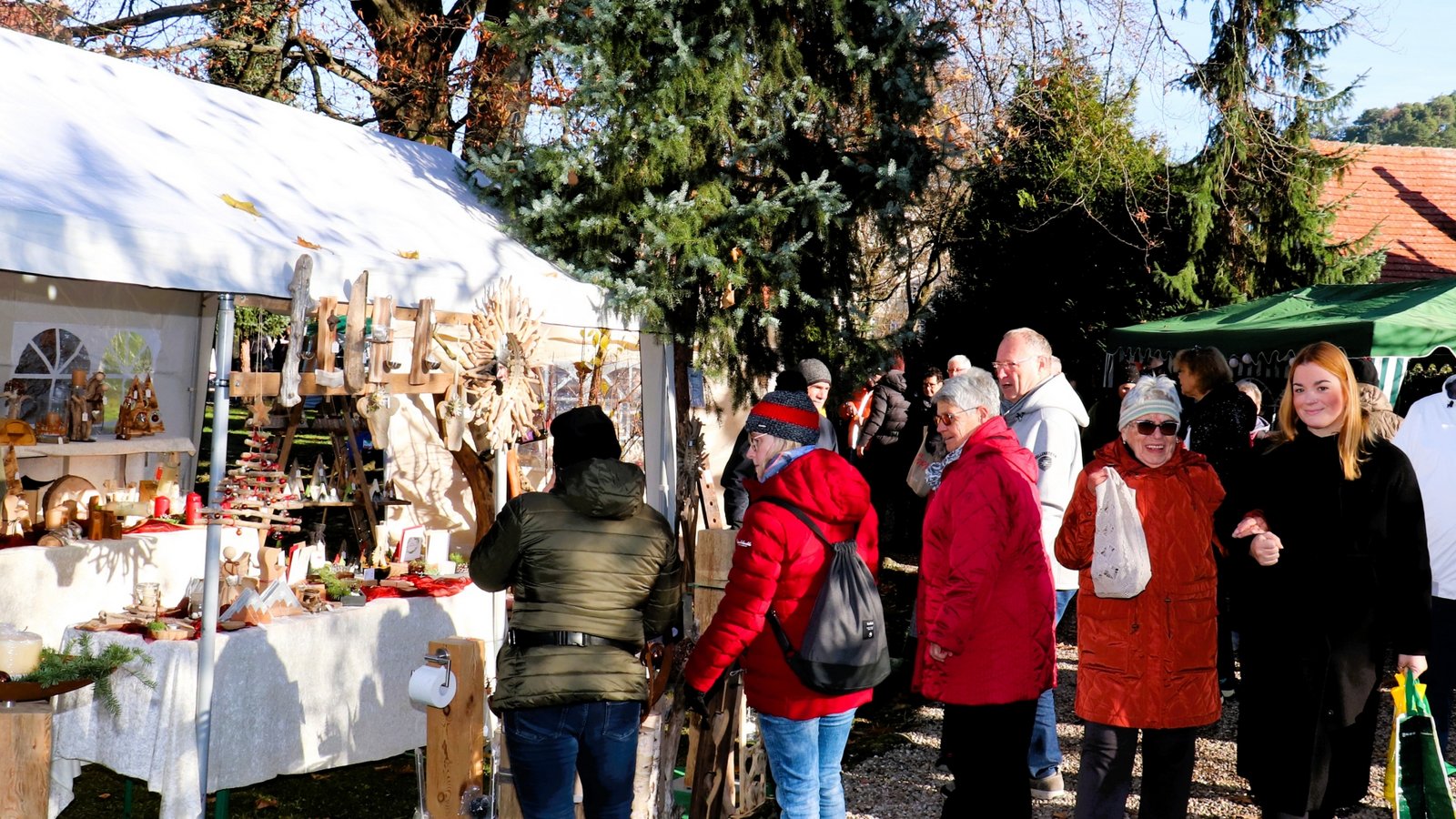 Viele Besucher genießen sichtlich den Weihnachtsmarktbummel in besonderer Atmosphäre. Fotos: Gergen Viele Besucher genießen sichtlich den Weihnachtsmarktbummel in besonderer Atmosphäre. Fotos: Gergen