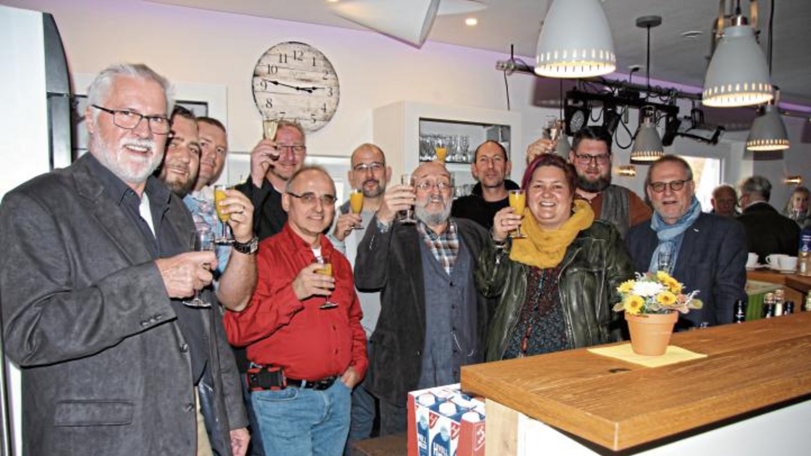 Der Abschluss der umfangreichen Sanierung wurde am Samstag von Vertretern des Jugend- und Freizeitclubs, der Lokalpolitik und der Jugendarbeit gefeiert. Foto: Banholzer Der Abschluss der umfangreichen Sanierung wurde am Samstag von Vertretern des Jugend- und Freizeitclubs, der Lokalpolitik und der Jugendarbeit gefeiert. Foto: Banholzer