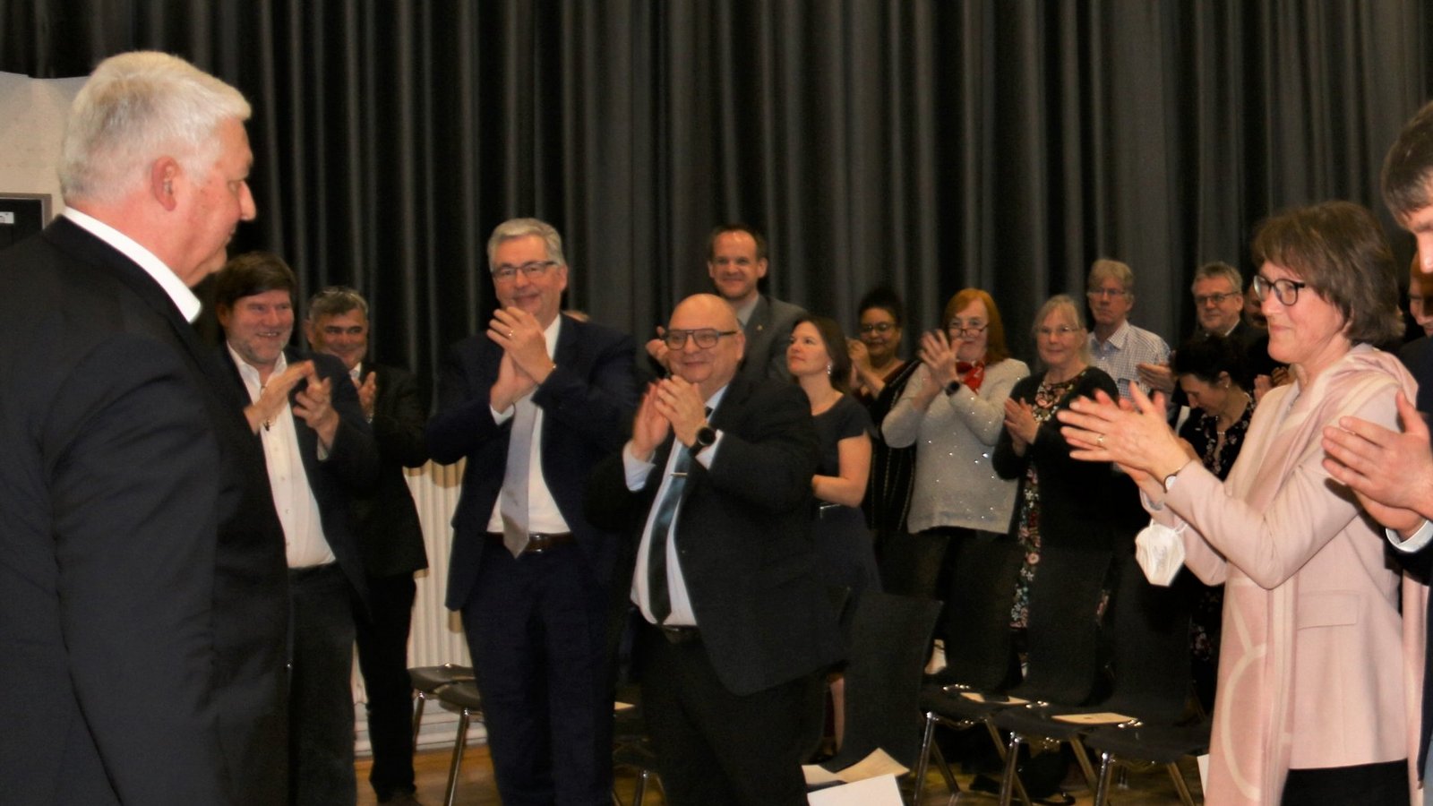 Peter Schäfer (links) wird von den Gästen der Abschiedsfeier mit Standing Ovations bedacht – erst mit dem Time-out-Zeichen kann er den Applaus langsam stoppen. Fotos: Rücker Peter Schäfer (links) wird von den Gästen der Abschiedsfeier mit Standing Ovations bedacht – erst mit dem Time-out-Zeichen kann er den Applaus langsam stoppen. Fotos: Rücker