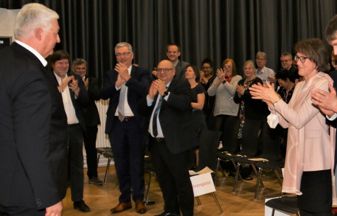 Peter Schäfer (links) wird von den Gästen der Abschiedsfeier mit Standing Ovations bedacht – erst mit dem Time-out-Zeichen kann er den Applaus langsam stoppen. <span class='image-autor'>Fotos: Rücker</span>