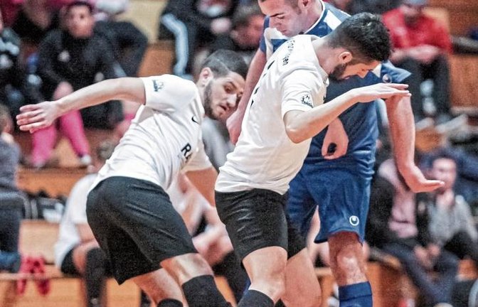 Petro Spannidis und Fabio Tricarico (von links) vom TSV Enzweihingen luchsen Pajtim Ajeti vom FC Gündelbach gemeinsam den Ball ab. Arjon Sallahi (rechts) vom VfR Sersheim tanzt derweil Sebastian Sabo vom TSV Enzweihingen II aus. Fotos: Simecek