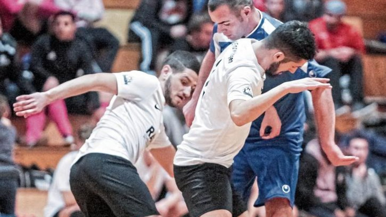 Petro Spannidis und Fabio Tricarico (von links) vom TSV Enzweihingen luchsen Pajtim Ajeti vom FC Gündelbach gemeinsam den Ball ab. Arjon Sallahi (rechts) vom VfR Sersheim tanzt derweil Sebastian Sabo vom TSV Enzweihingen II aus. Fotos: Simecek Petro Spannidis und Fabio Tricarico (von links) vom TSV Enzweihingen luchsen Pajtim Ajeti vom FC Gündelbach gemeinsam den Ball ab. Arjon Sallahi (rechts) vom VfR Sersheim tanzt derweil Sebastian Sabo vom TSV Enzweihingen II aus. Fotos: Simecek