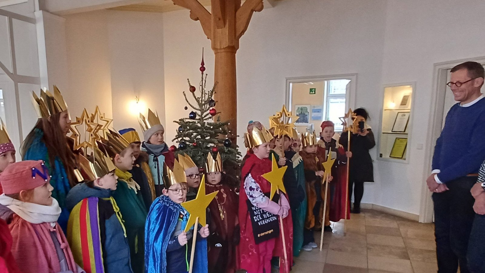 Die Sternsinger bringen den Segen unter anderem mit einem speziellen Rathaus-Segenstext in den Verwaltungssitz. Oberbürgermeister Uwe Skrzypek ist darüber sichtlich erfreut. Fotos: Rücker Die Sternsinger bringen den Segen unter anderem mit einem speziellen Rathaus-Segenstext in den Verwaltungssitz. Oberbürgermeister Uwe Skrzypek ist darüber sichtlich erfreut. Fotos: Rücker