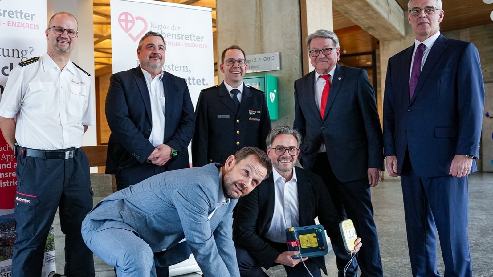 Gemeinsame Vorstellung einer neuen App zur schnellen Hilfe bei Herz-Kreislauf-Stillstand (von links): Kreisbrandmeister Carsten Sorg, DRK-Geschäftsführer Herbert Mann, Pforzheims Feuerwehrkommandant Sebastian Fischer, Enzkreis-Landrat Bastian Rosenau an der Puppe mit Pforzheims Oberbürgermeister Peter Boch, DRK-Kreisvorsitzender Dr. Wolfgang Kramer und Dr. Georg Trummer vom Verein Region der Lebensretter.  Foto: p