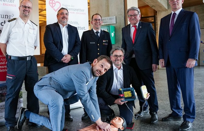 Gemeinsame Vorstellung einer neuen App zur schnellen Hilfe bei Herz-Kreislauf-Stillstand (von links): Kreisbrandmeister Carsten Sorg, DRK-Geschäftsführer Herbert Mann, Pforzheims Feuerwehrkommandant Sebastian Fischer, Enzkreis-Landrat Bastian Rosenau an der Puppe mit Pforzheims Oberbürgermeister Peter Boch, DRK-Kreisvorsitzender Dr. Wolfgang Kramer und Dr. Georg Trummer vom Verein Region der Lebensretter.  <span class='image-autor'>Foto: p</span>