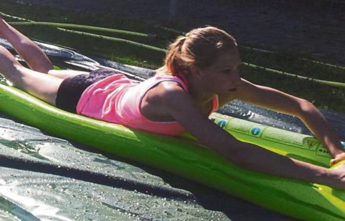 Auf der Wasserrutsche war Schwung gefragt.  Foto: p