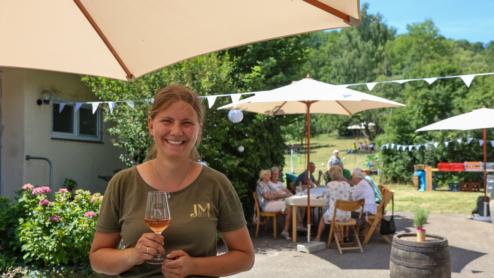 Winzerin Jule Mayr begrüßt die Gäste in ihrem neuen Weingut in Ochsenbach zu einem Tag der offenen Tür. Foto: Bürkle Winzerin Jule Mayr begrüßt die Gäste in ihrem neuen Weingut in Ochsenbach zu einem Tag der offenen Tür. Foto: Bürkle