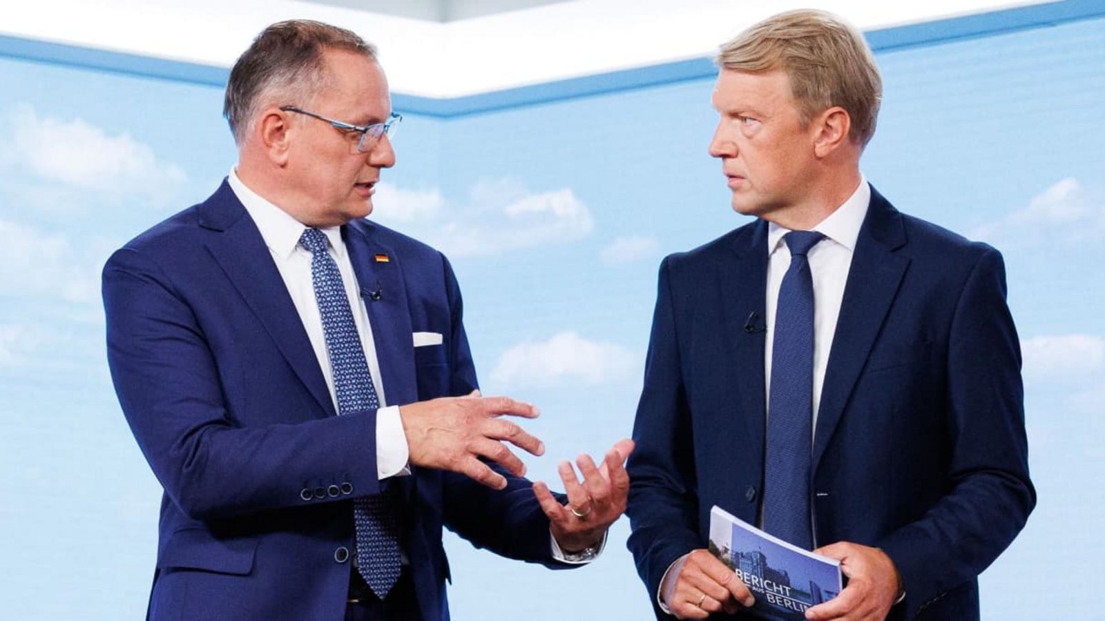 Tino Chrupalla (l), AfD-Bundesvorsitzender, und Markus Preiß (r), Chefredakteur des ARD-Hauptstadtstudios, stehen vor Beginn der Aufzeichnung des ARD-Sommerinterviews im ARD-Hauptstadtstudio.Carsten Koall/dpa Tino Chrupalla (l), AfD-Bundesvorsitzender, und Markus Preiß (r), Chefredakteur des ARD-Hauptstadtstudios, stehen vor Beginn der Aufzeichnung des ARD-Sommerinterviews im ARD-Hauptstadtstudio.Carsten Koall/dpa
