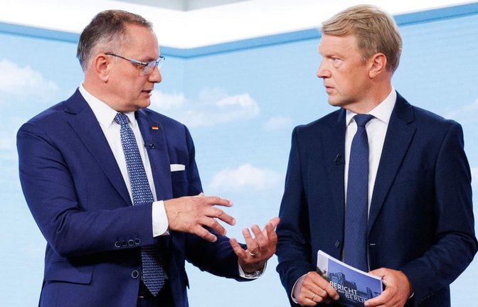 Tino Chrupalla (l), AfD-Bundesvorsitzender, und Markus Preiß (r), Chefredakteur des ARD-Hauptstadtstudios, stehen vor Beginn der Aufzeichnung des ARD-Sommerinterviews&nbsp; im ARD-Hauptstadtstudio.<span class='image-autor'>Carsten Koall/dpa</span>