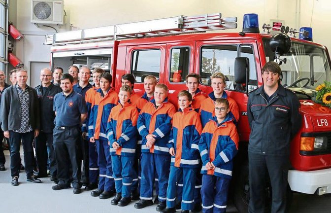 Sponsoren, Helfer und die Jugendfeuerwehr vor dem neuen Löschfahrzeug in Sersheim; rechts Kommandant Lucas Reiber. Foto: Bögel