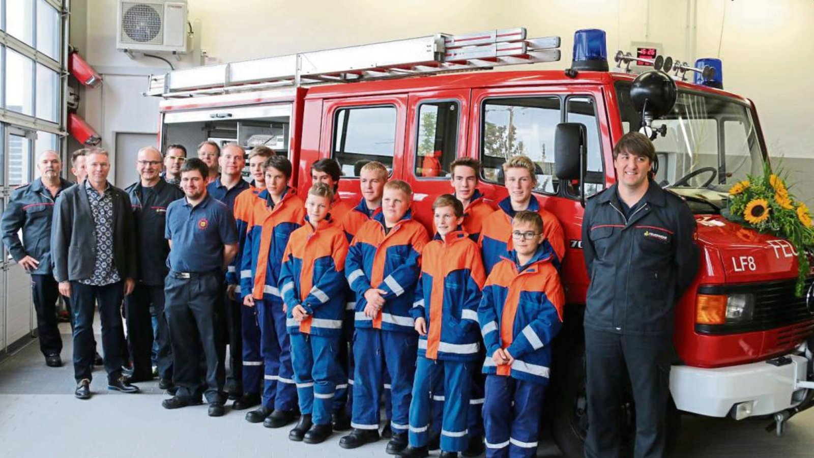 Sponsoren, Helfer und die Jugendfeuerwehr vor dem neuen Löschfahrzeug in Sersheim; rechts Kommandant Lucas Reiber. Foto: Bögel