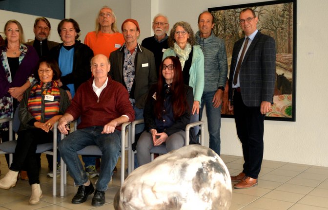 Die Kunstschaffenden der Künstlergruppe Mühlacker mit Mühlackers Oberbürgermeister Frank Schneider (rechts). <span class='image-autor'>Foto: Stahlfeld</span>