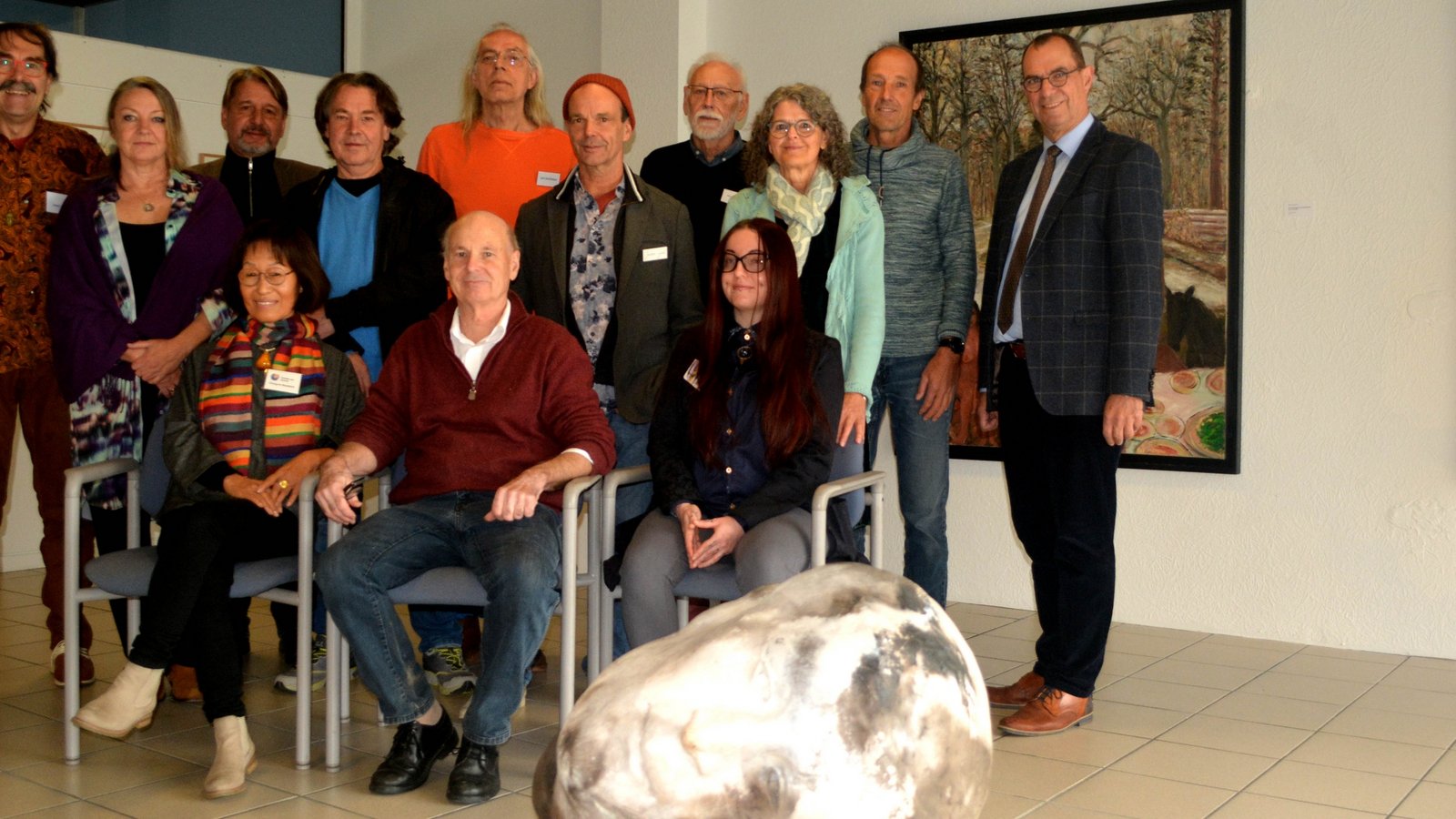 Die Kunstschaffenden der Künstlergruppe Mühlacker mit Mühlackers Oberbürgermeister Frank Schneider (rechts). Foto: Stahlfeld