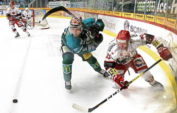 Rene Schoofs (links, im Laufduell mit Hagen Kaisler) hat mit den Steelers einen 4:0-Heimsieg gegen die Eispiraten Crimmitschau gefeiert und damit die Form aus Bad Tölz bestätigt. Foto: Baumann