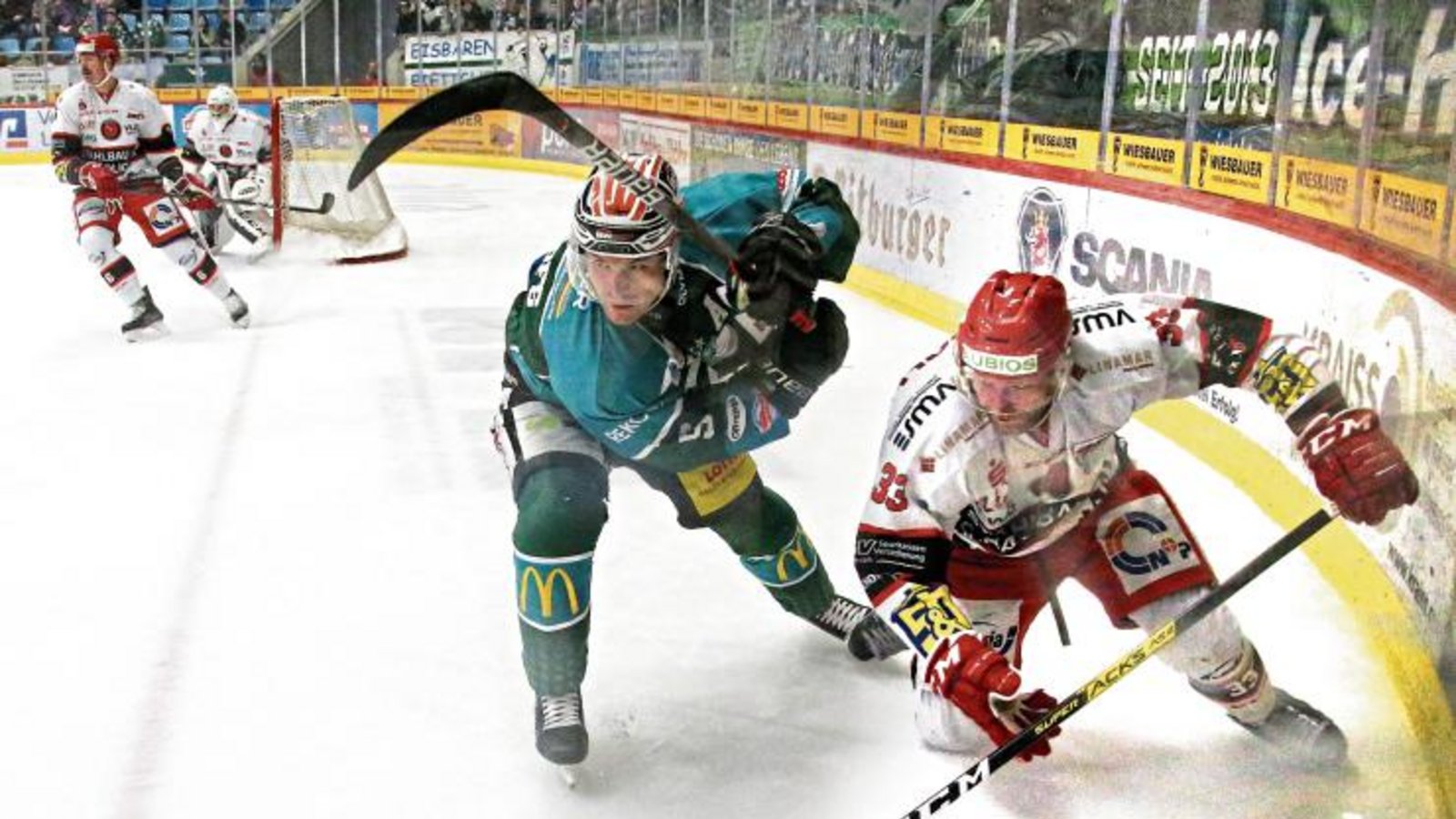 Rene Schoofs (links, im Laufduell mit Hagen Kaisler) hat mit den Steelers einen 4:0-Heimsieg gegen die Eispiraten Crimmitschau gefeiert und damit die Form aus Bad Tölz bestätigt. Foto: Baumann Rene Schoofs (links, im Laufduell mit Hagen Kaisler) hat mit den Steelers einen 4:0-Heimsieg gegen die Eispiraten Crimmitschau gefeiert und damit die Form aus Bad Tölz bestätigt. Foto: Baumann