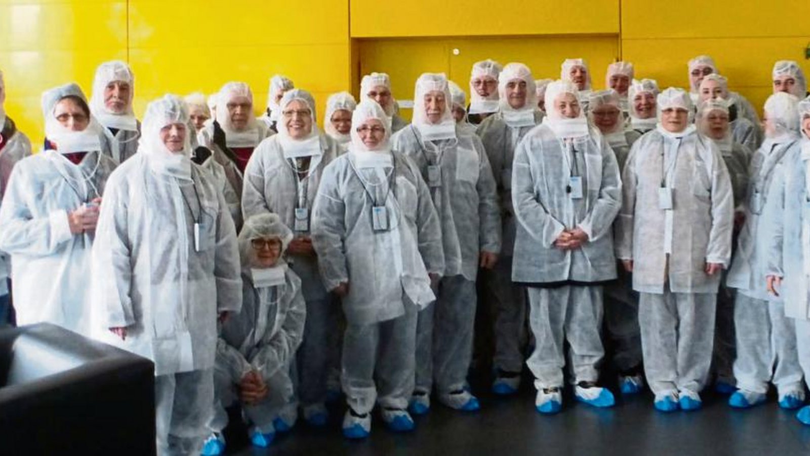 Ungewöhnliche Kleidung: Die Albvereinler besuchen im Astronautenlook eine Frischfleischmanufaktur. Foto: ms Ungewöhnliche Kleidung: Die Albvereinler besuchen im Astronautenlook eine Frischfleischmanufaktur. Foto: ms
