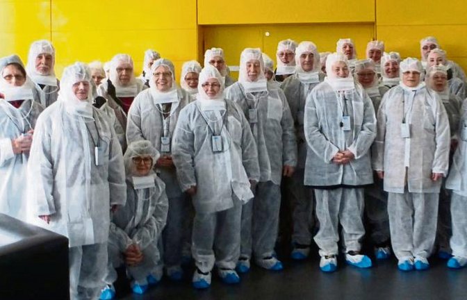 Ungewöhnliche Kleidung: Die Albvereinler besuchen im Astronautenlook eine Frischfleischmanufaktur.  Foto: ms