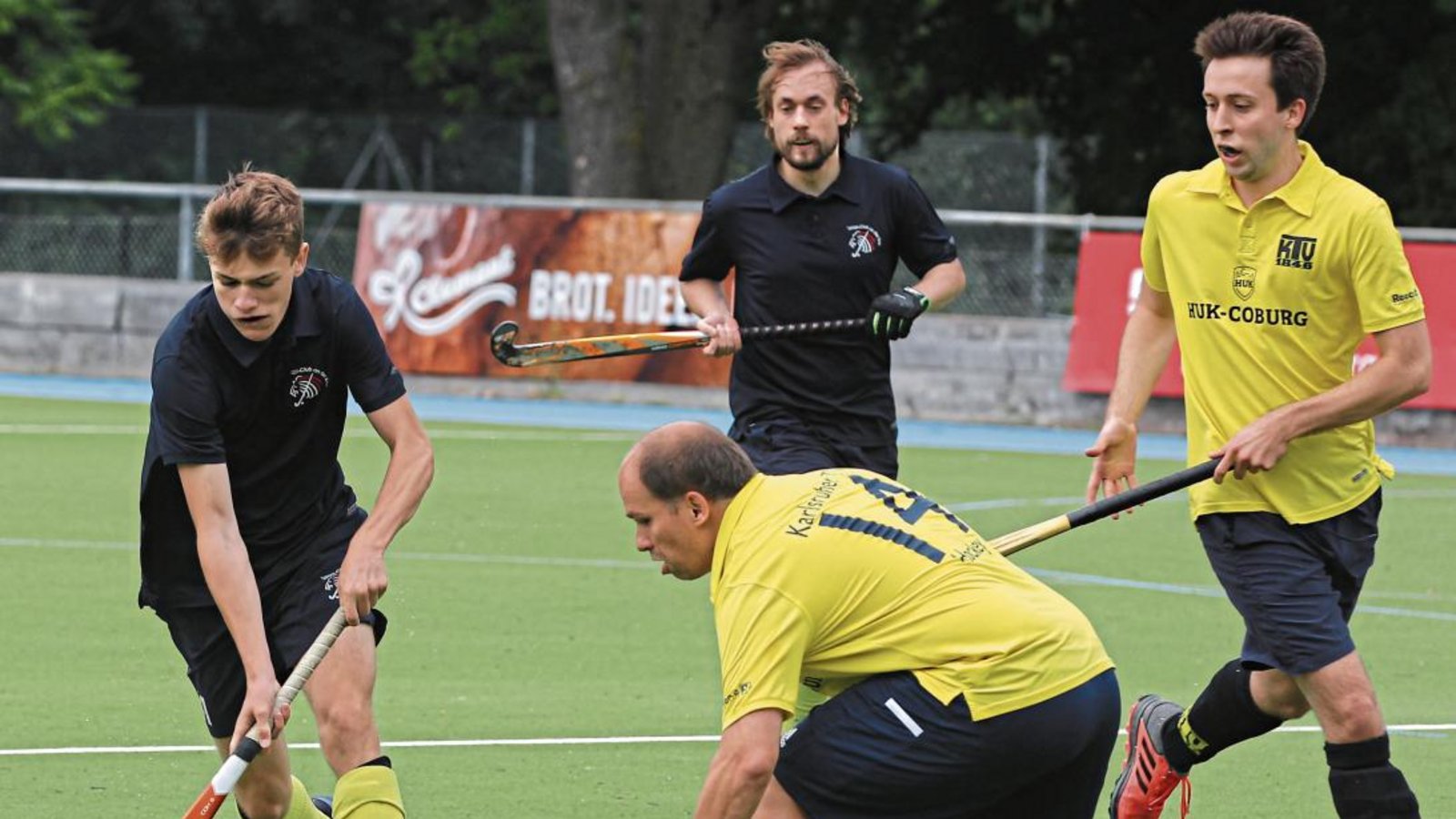 Elias Gansert (links) steht für die Zukunft des Hockeysports beim Club an der Enz Vaihingen. Foto: Nachreiner Elias Gansert (links) steht für die Zukunft des Hockeysports beim Club an der Enz Vaihingen. Foto: Nachreiner