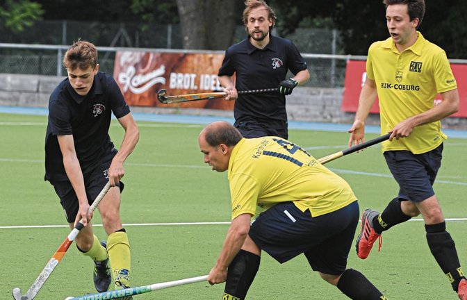 Elias Gansert (links) steht für die Zukunft des Hockeysports beim Club an der Enz Vaihingen. Foto: Nachreiner