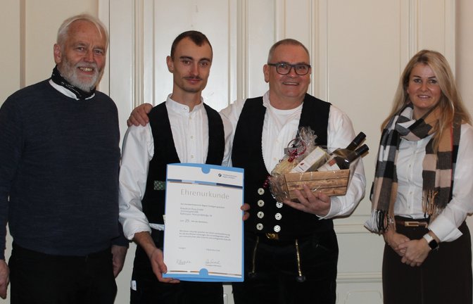 Übergabe der Ehrenurkunde (von links): Obermeister Stefan Leibfried, Lukas Haas, Ottmar Haas Geschäftsführer Firma Friedrich Frey GmbH und Nicole Ackermann, Geschäftsführerin der Kreishandwerkerschaft Ludwigsburg. <span class='image-autor'>Foto: p</span>