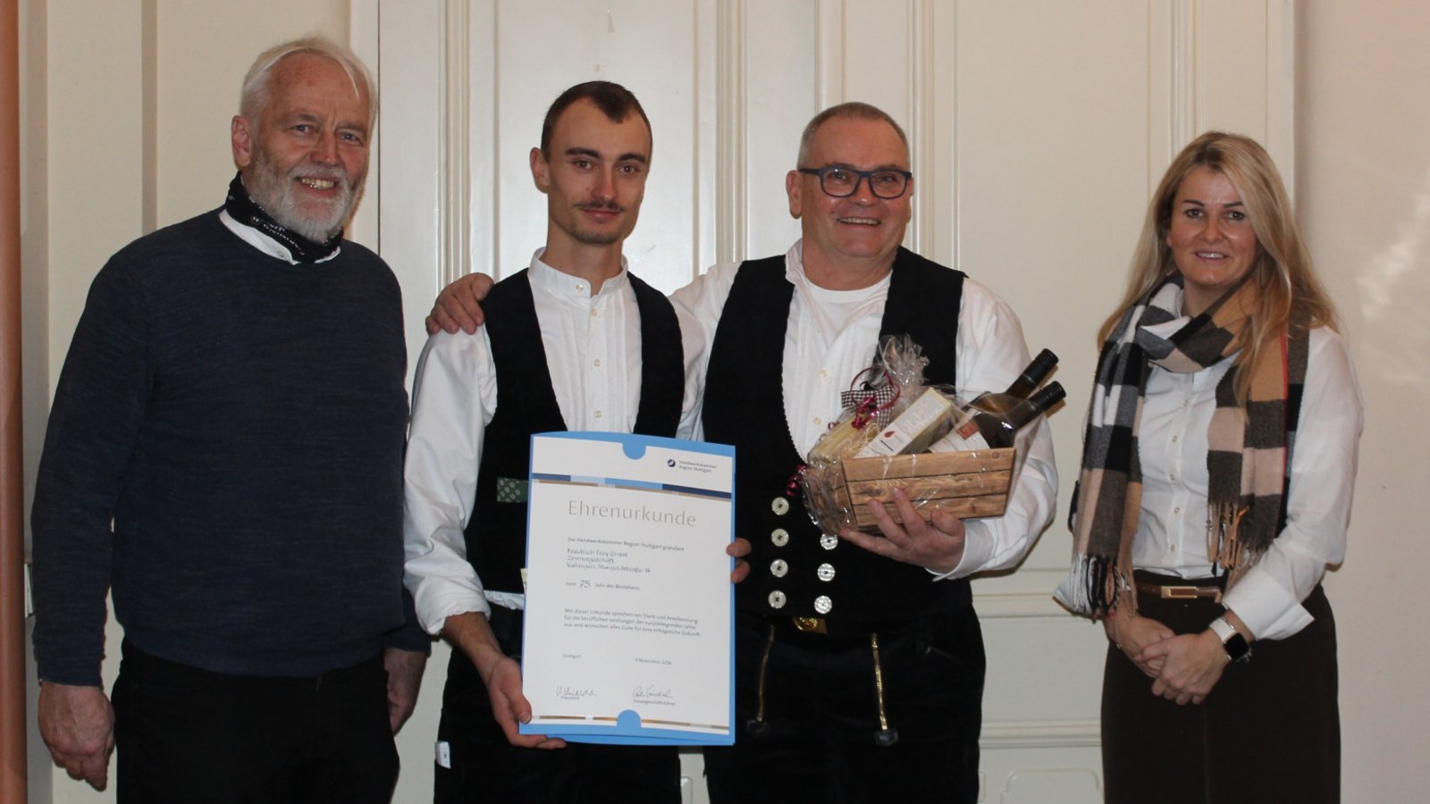 Übergabe der Ehrenurkunde (von links): Obermeister Stefan Leibfried, Lukas Haas, Ottmar Haas Geschäftsführer Firma Friedrich Frey GmbH und Nicole Ackermann, Geschäftsführerin der Kreishandwerkerschaft Ludwigsburg. Foto: p