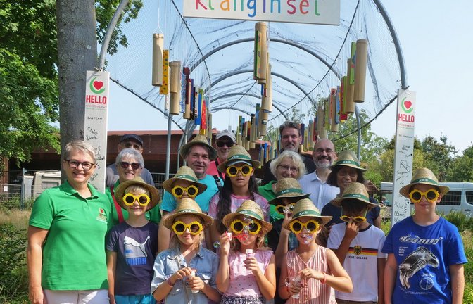 Kinder, Künstler und Helfer präsentieren stolz die Klanginsel an der Stillen Enz.