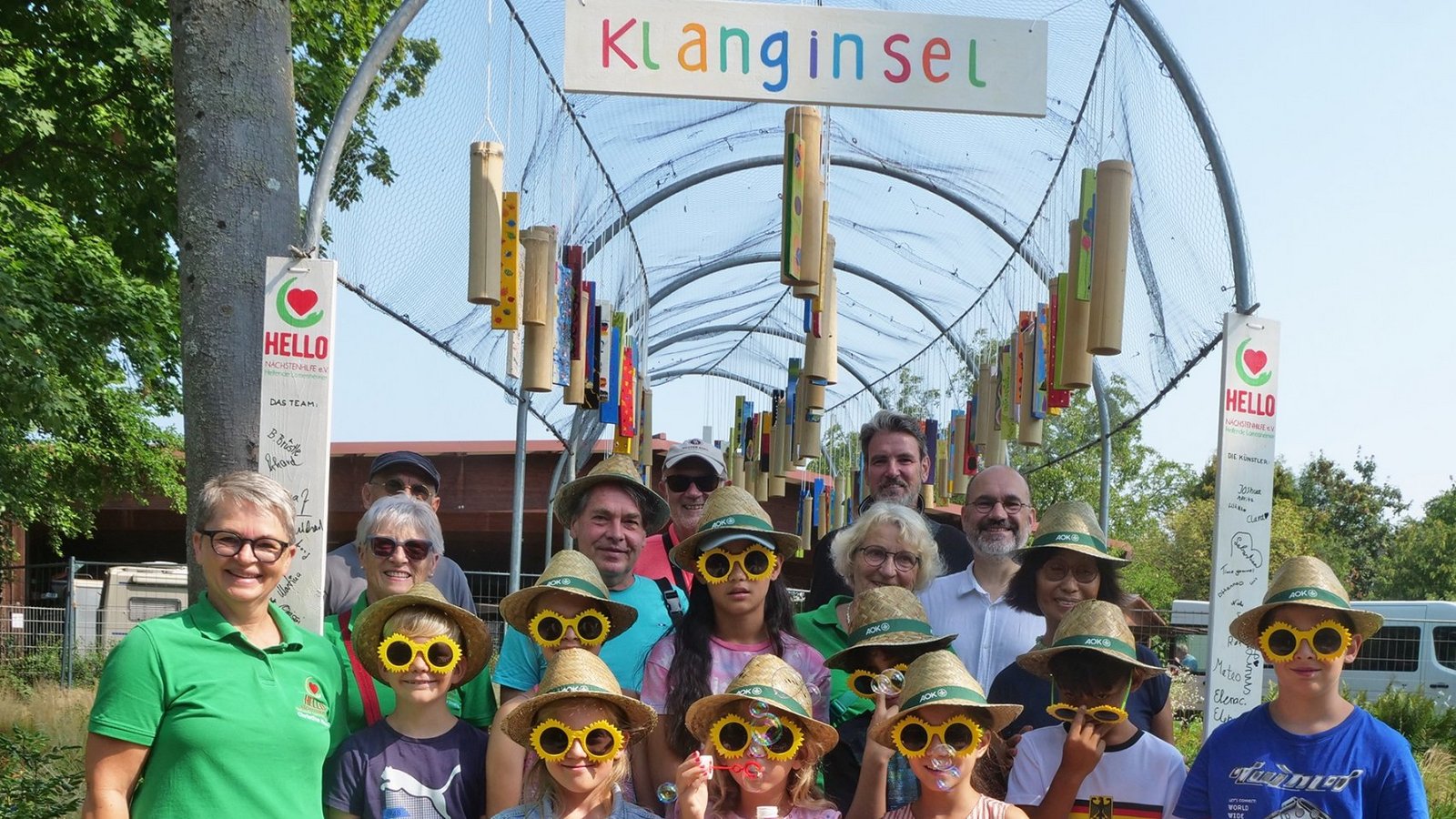 Kinder, Künstler und Helfer präsentieren stolz die Klanginsel an der Stillen Enz.