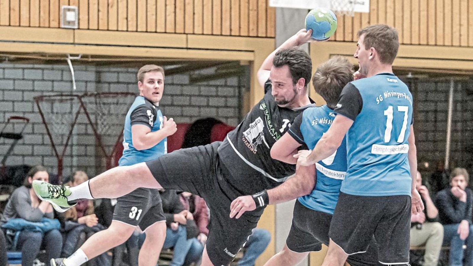 Jan-David Riedmüller (Mitte) hat noch viel Freude am Spielen, weshalb er den Posten des Spielertrainers abgelehnt hat. Foto: Simecek