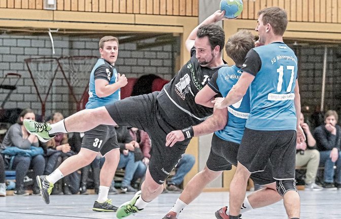 Jan-David Riedmüller (Mitte) hat noch viel Freude am Spielen, weshalb er den Posten des Spielertrainers abgelehnt hat. Foto: Simecek