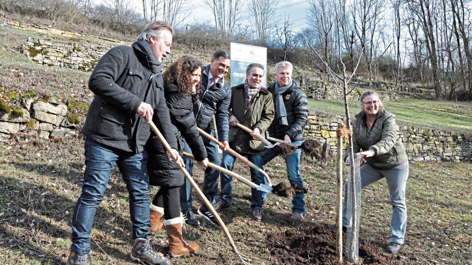 Auftakt für ein ehrgeiziges Natur- und Kulturprojekt im Mettertal (von rechts) Elke Grözinger, Landschaftsökologin; Oberbürgermeister Jürgen Kessing; NatureLife-Präsident C.-P. Hutter; Porschevorstand Dr. Michael Steiner; Veronica Sapena-Mas, Leiterin Förderprojekte bei Porsche; Frank Welzel vom Königin-Katharina-Fonds. Foto: p Auftakt für ein ehrgeiziges Natur- und Kulturprojekt im Mettertal (von rechts) Elke Grözinger, Landschaftsökologin; Oberbürgermeister Jürgen Kessing; NatureLife-Präsident C.-P. Hutter; Porschevorstand Dr. Michael Steiner; Veronica Sapena-Mas, Leiterin Förderprojekte bei Porsche; Frank Welzel vom Königin-Katharina-Fonds. Foto: p