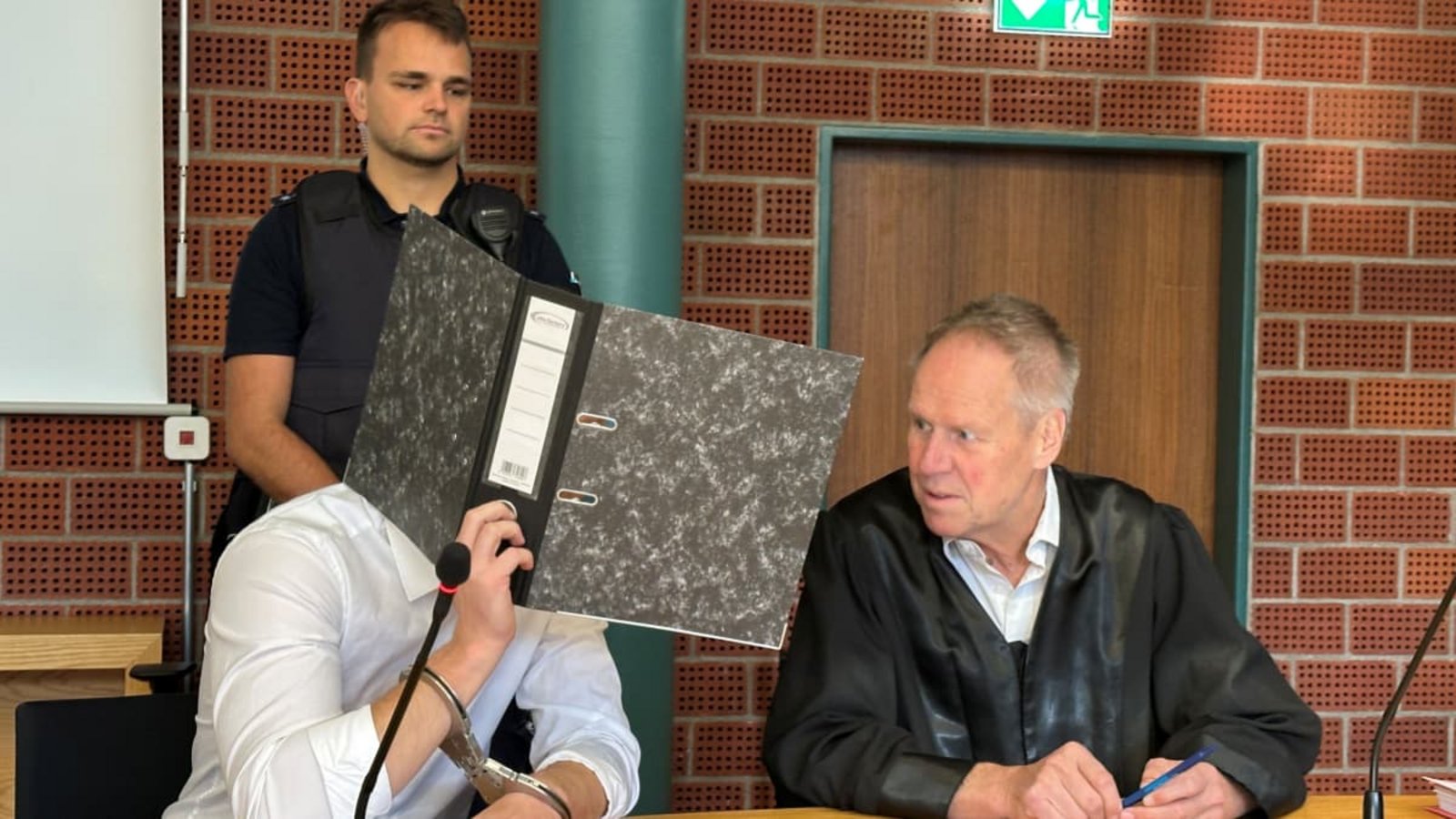 Wieder versteckt sich der falsche Schönheitsarzt hinter einem Aktenordner vor den Kameralinsen der Journalisten. Während des Prozesses ist er aber voll geständig, vor schwerer Strafe schützt ihn das aber nur bedingt.Cornelia Spitz Wieder versteckt sich der falsche Schönheitsarzt hinter einem Aktenordner vor den Kameralinsen der Journalisten. Während des Prozesses ist er aber voll geständig, vor schwerer Strafe schützt ihn das aber nur bedingt.Cornelia Spitz