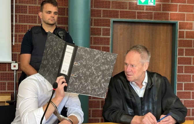 Wieder versteckt sich der falsche Schönheitsarzt hinter einem Aktenordner vor den Kameralinsen der Journalisten. Während des Prozesses ist er aber voll geständig, vor schwerer Strafe schützt ihn das aber nur bedingt.<span class='image-autor'>Cornelia Spitz</span>