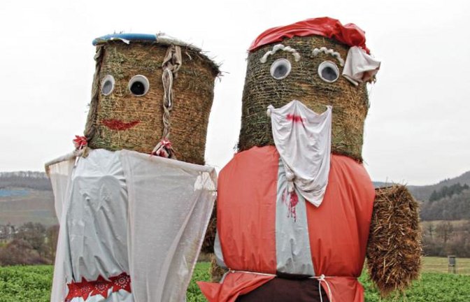 Weihnachtlicher Gruß von einem Nikolaus und einem Engel aus Stroh an der Straße zwischen Hohenhaslach und Ochsenbach.  Foto: Banholzer