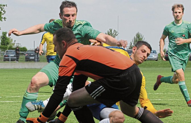 Mit viel Körpereinsatz hält SVI-Innenverteidiger Sebastian Rapp Nussdorfs Sinan Yilmaz vom Ball weg, so dass Iptingens Torwart Marco Euchenhofer das Spielgerät einfach aufnehmen kann. Foto: Nachreiner