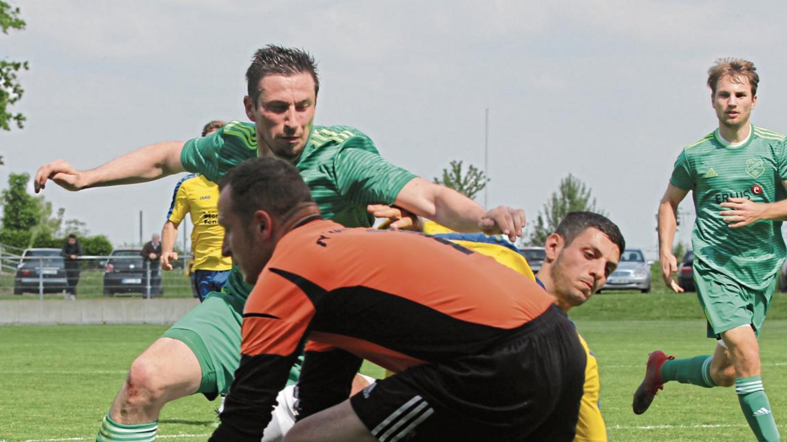 Mit viel Körpereinsatz hält SVI-Innenverteidiger Sebastian Rapp Nussdorfs Sinan Yilmaz vom Ball weg, so dass Iptingens Torwart Marco Euchenhofer das Spielgerät einfach aufnehmen kann. Foto: Nachreiner Mit viel Körpereinsatz hält SVI-Innenverteidiger Sebastian Rapp Nussdorfs Sinan Yilmaz vom Ball weg, so dass Iptingens Torwart Marco Euchenhofer das Spielgerät einfach aufnehmen kann. Foto: Nachreiner