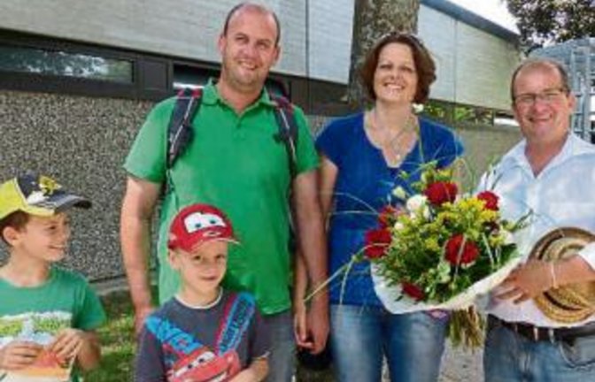 Bürgermeister Abicht (rechts) gratuliert Familie Kicherer.  Foto: p